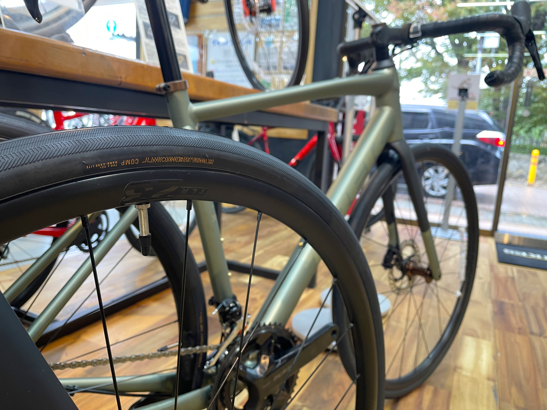 2026年モデルのTREK Domane ALを購入したらタイヤとチューブの